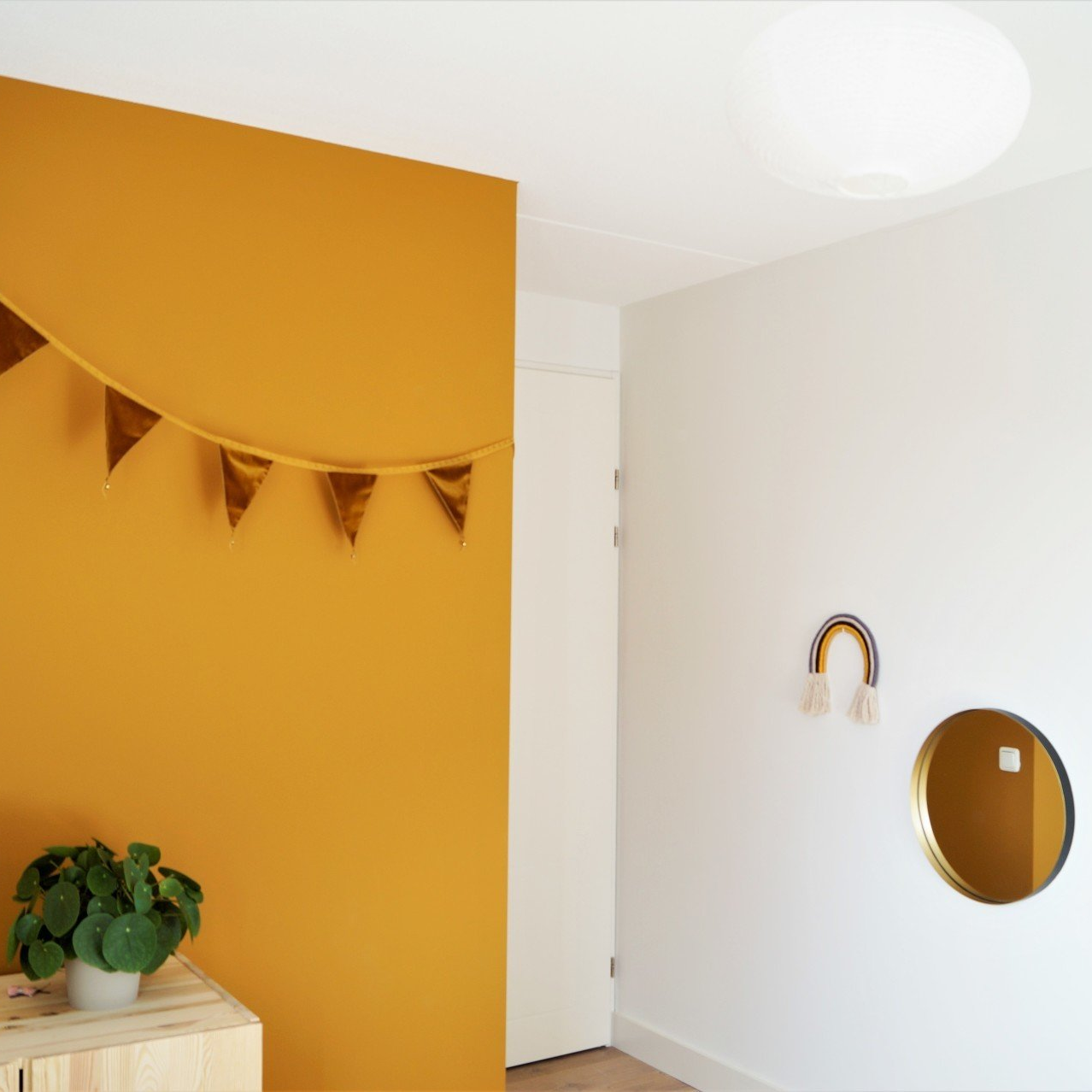 Warme okergele kleur op de muur.