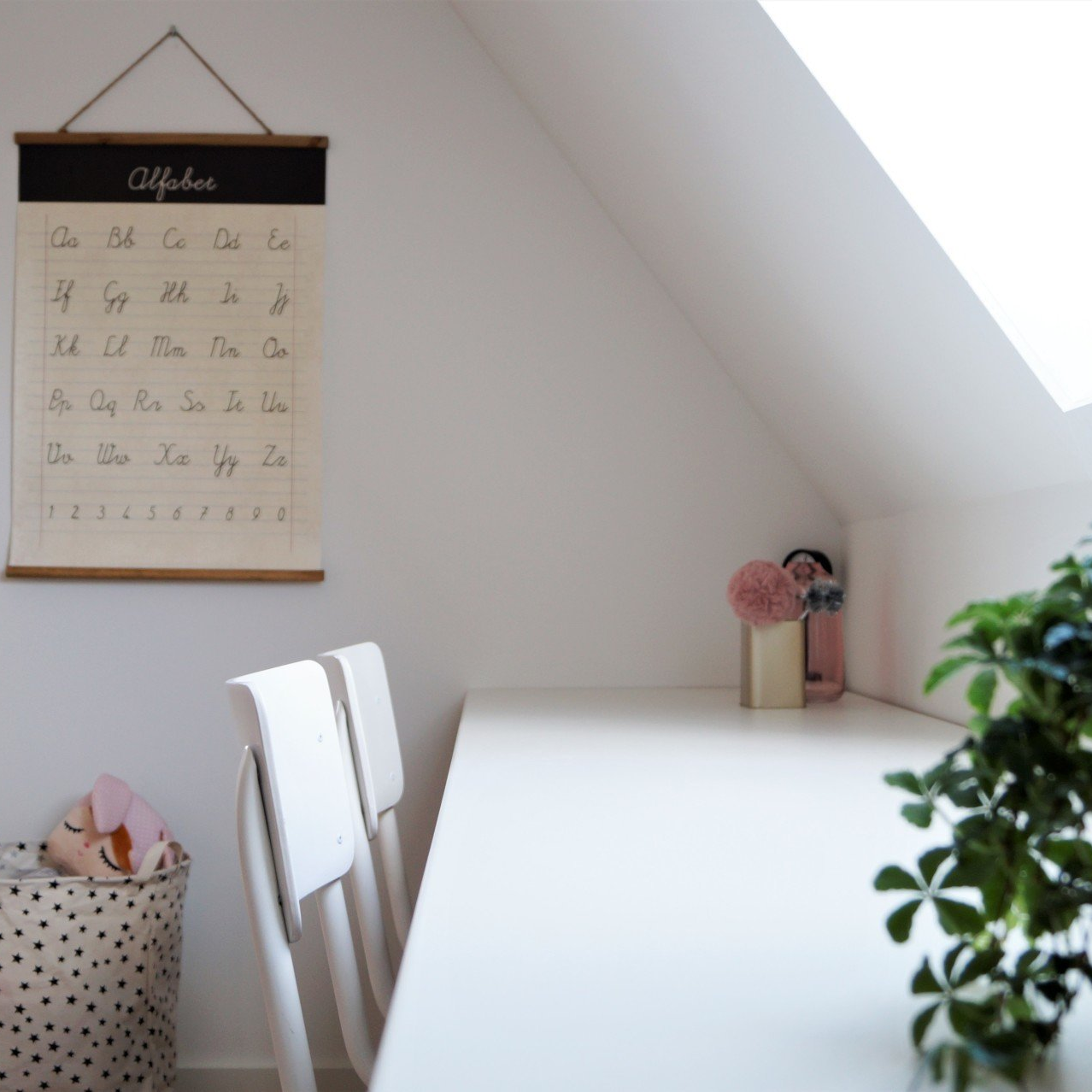 Zelf gemaakt bureau voor de kinderkamer.