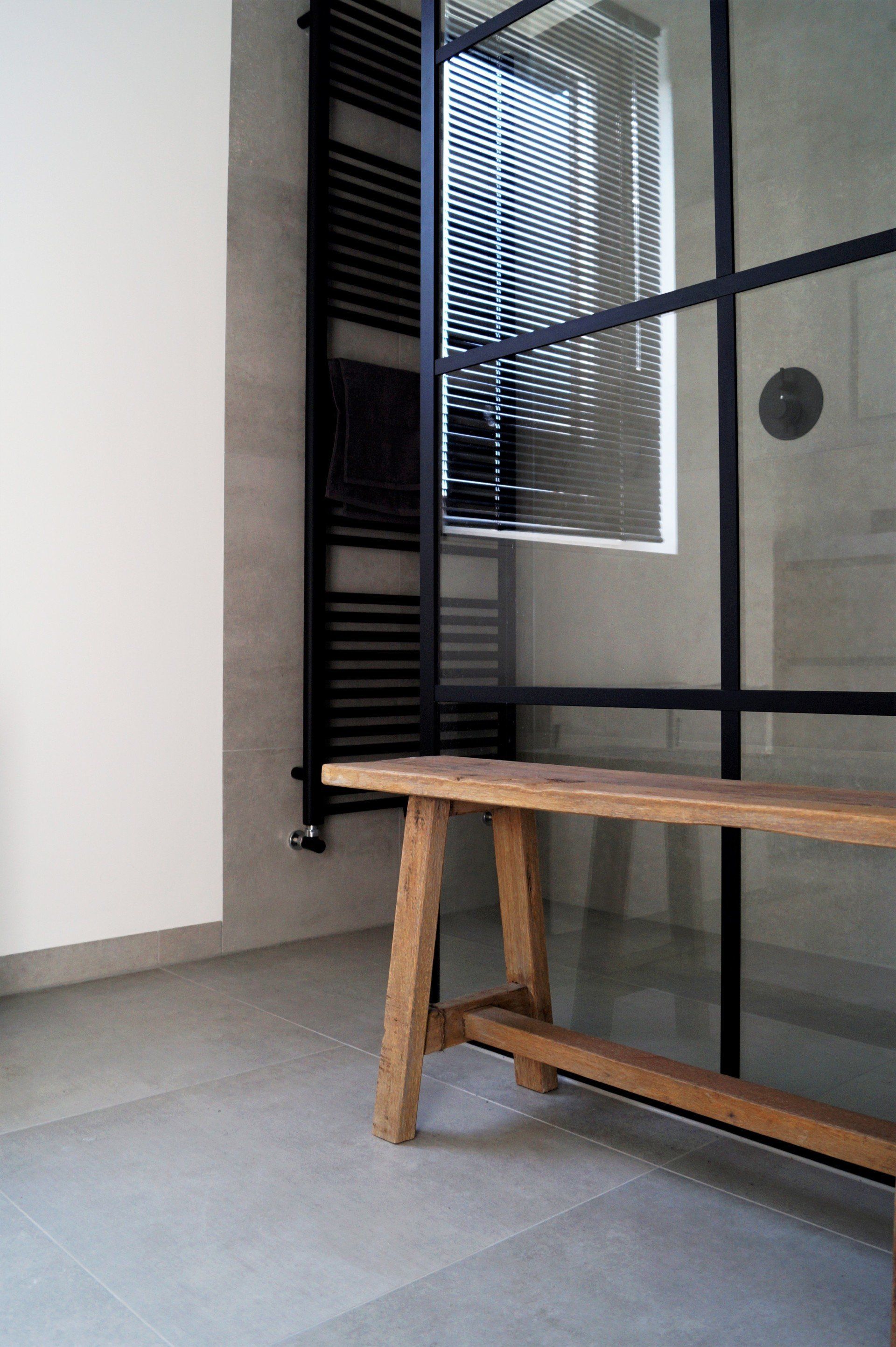 Zwart, beton en hout in de badkamer. Maatwerk badkamermeubel.