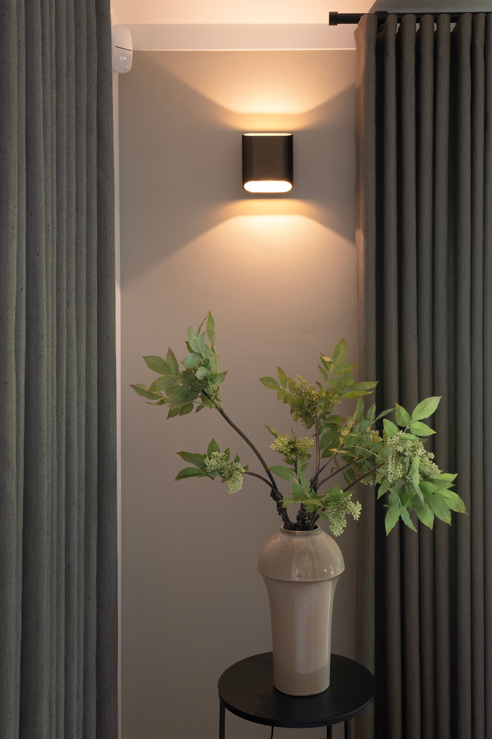 Sfeervolle wandverlichting bij de eethoek