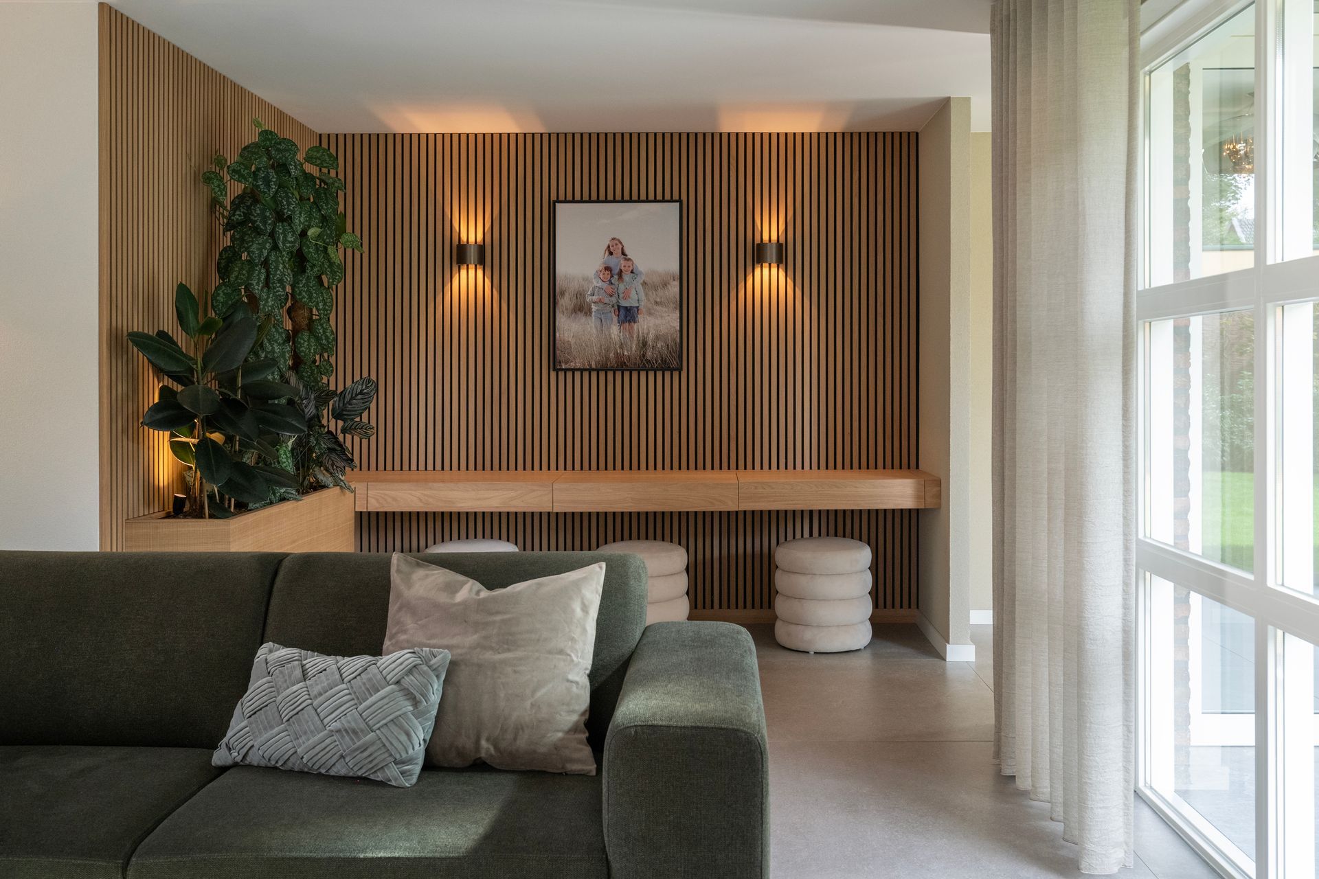 Dit maatwerk-meubel  vormt voor meer functionaliteit en sfeer in deze woning in Steenbergen.