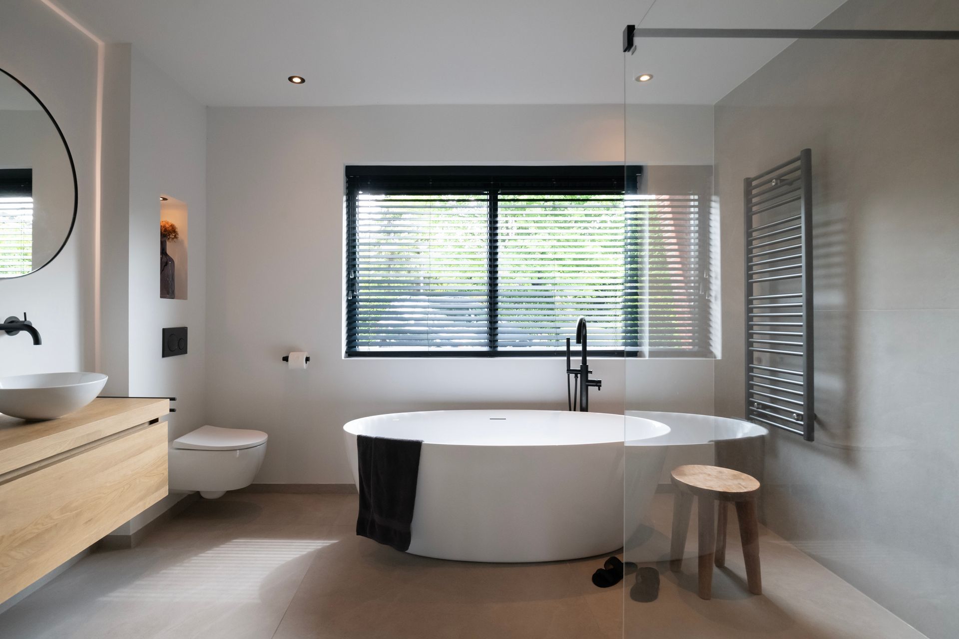 Een totale badkamer renovatie en modernisering in een vrijstaande woning in Steenbergen zorgt voor een luxe spa gevoel in huis.