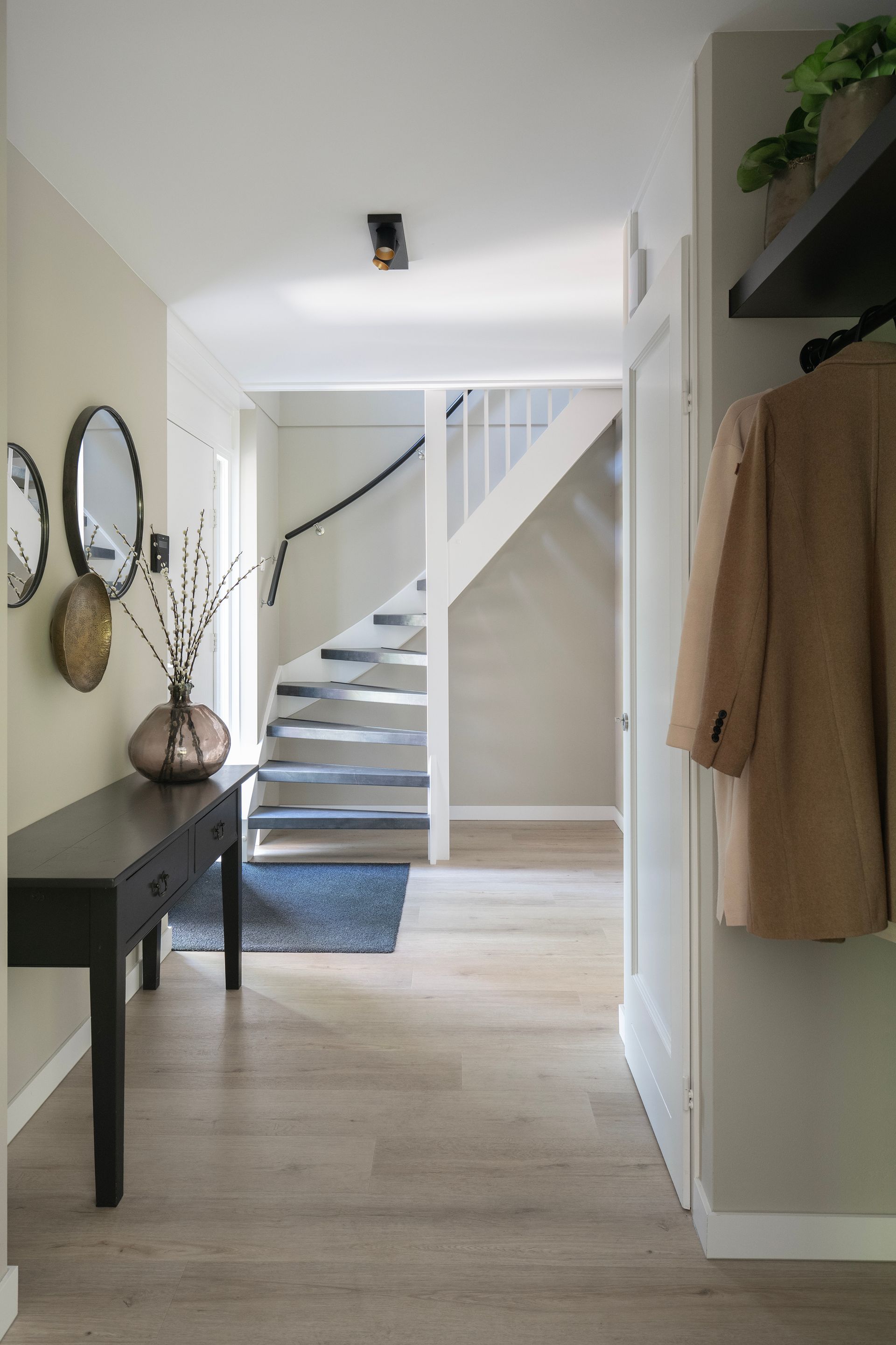 Ruime hal met bergruimte