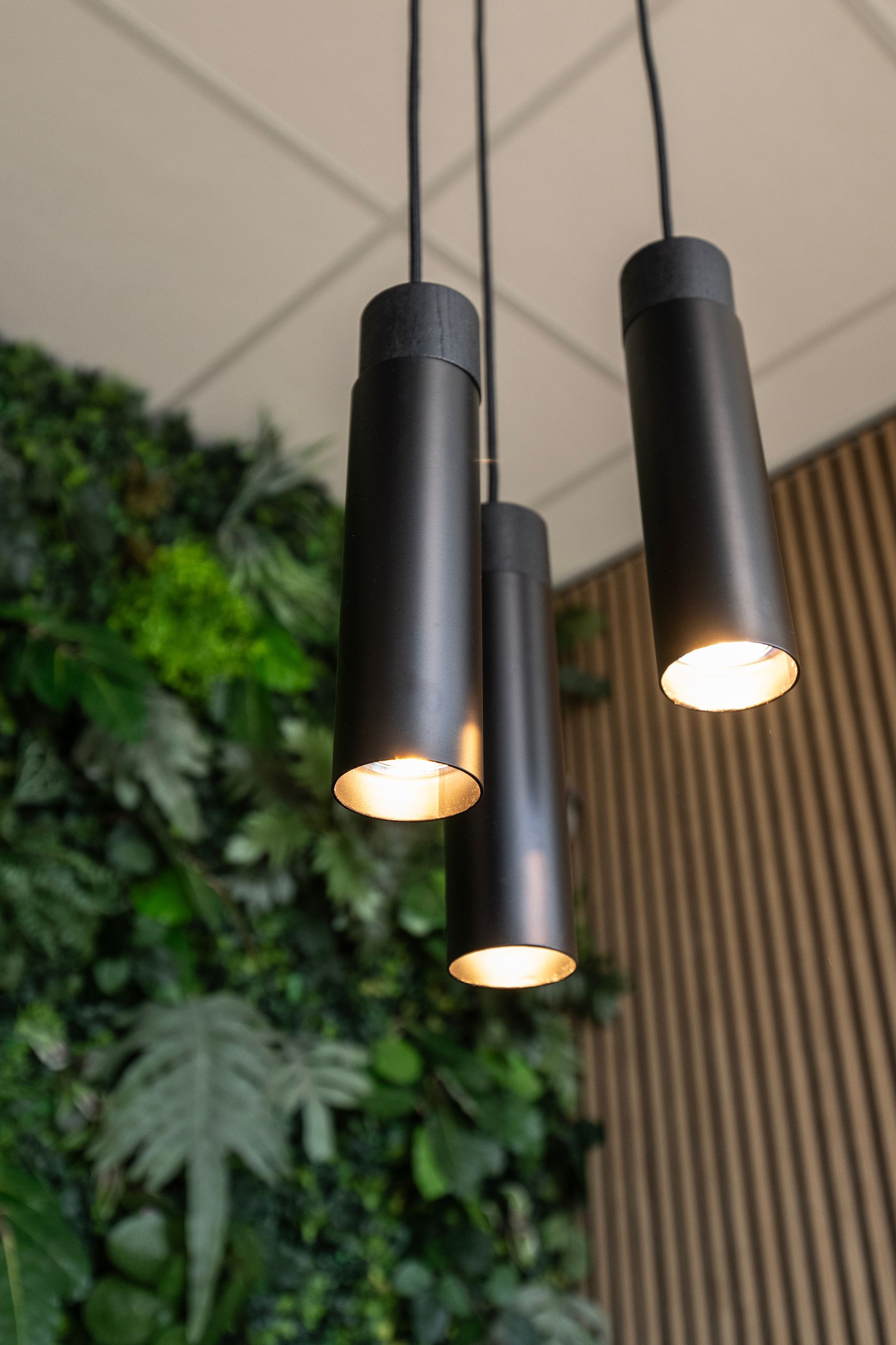 Sfeervolle verlichting op kantoor.