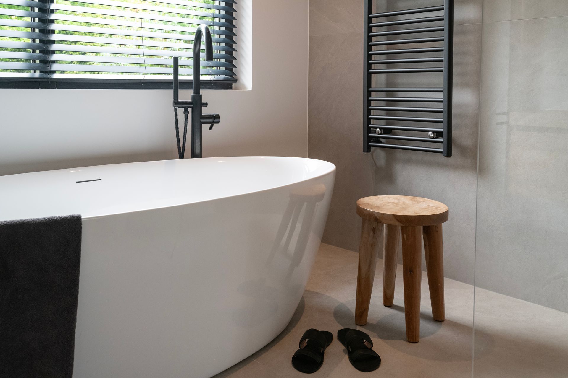 Door te kiezen voor grote tegels in de badkamer oogt  de ruimte groter en rustiger. Kom tot rust in de badkamer.