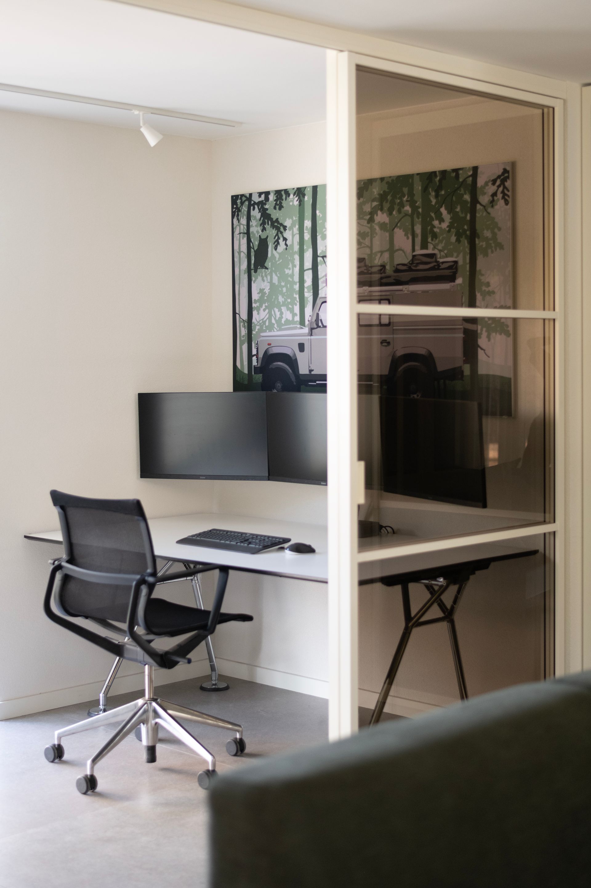 Dit interieurontwerp in Steenbergen zorgt ervoor dat er in de woonruimtes beneden een werkruimte gecreëerd wordt.