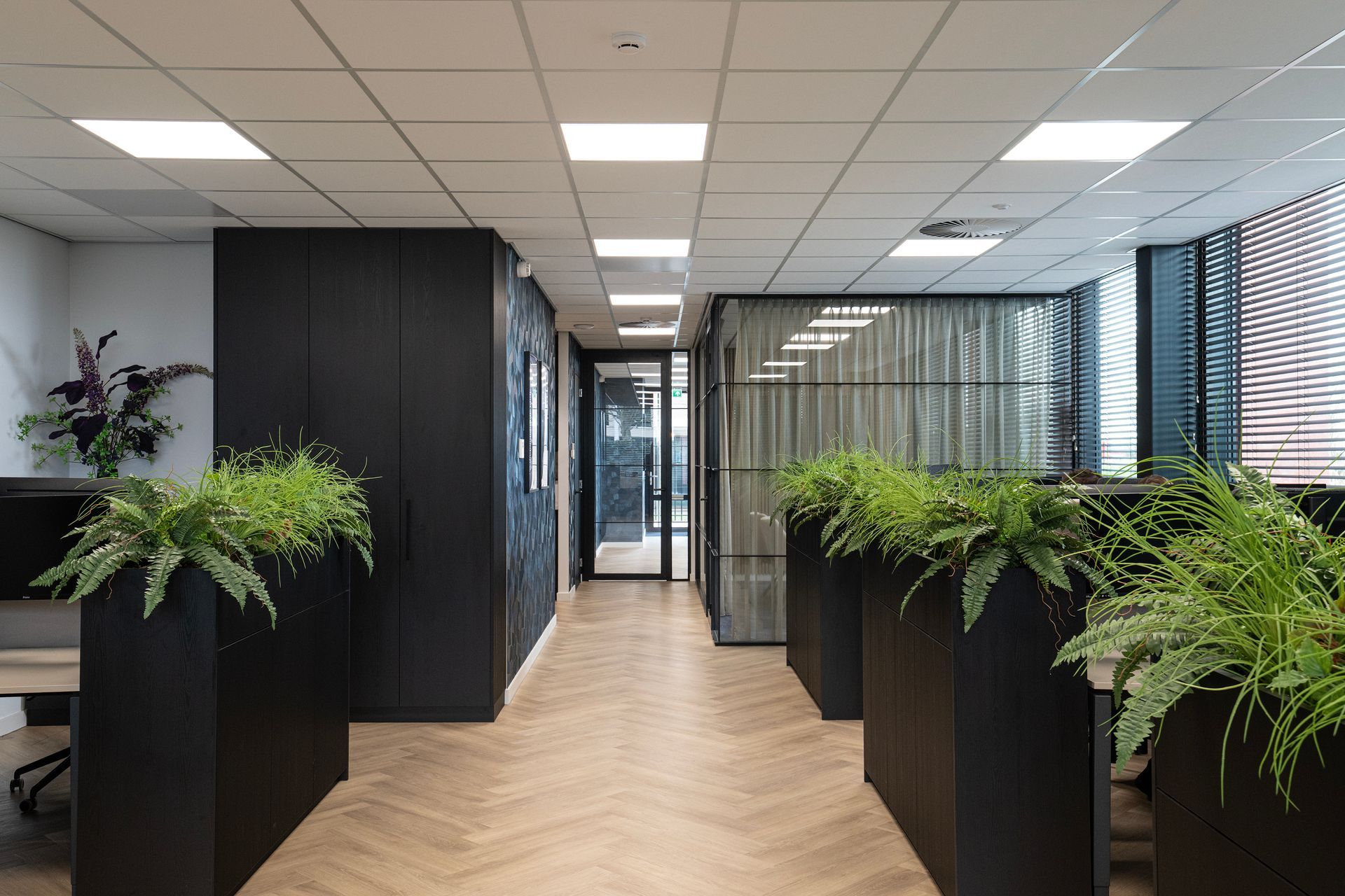 Comfortabele werkplekken op kantoor.