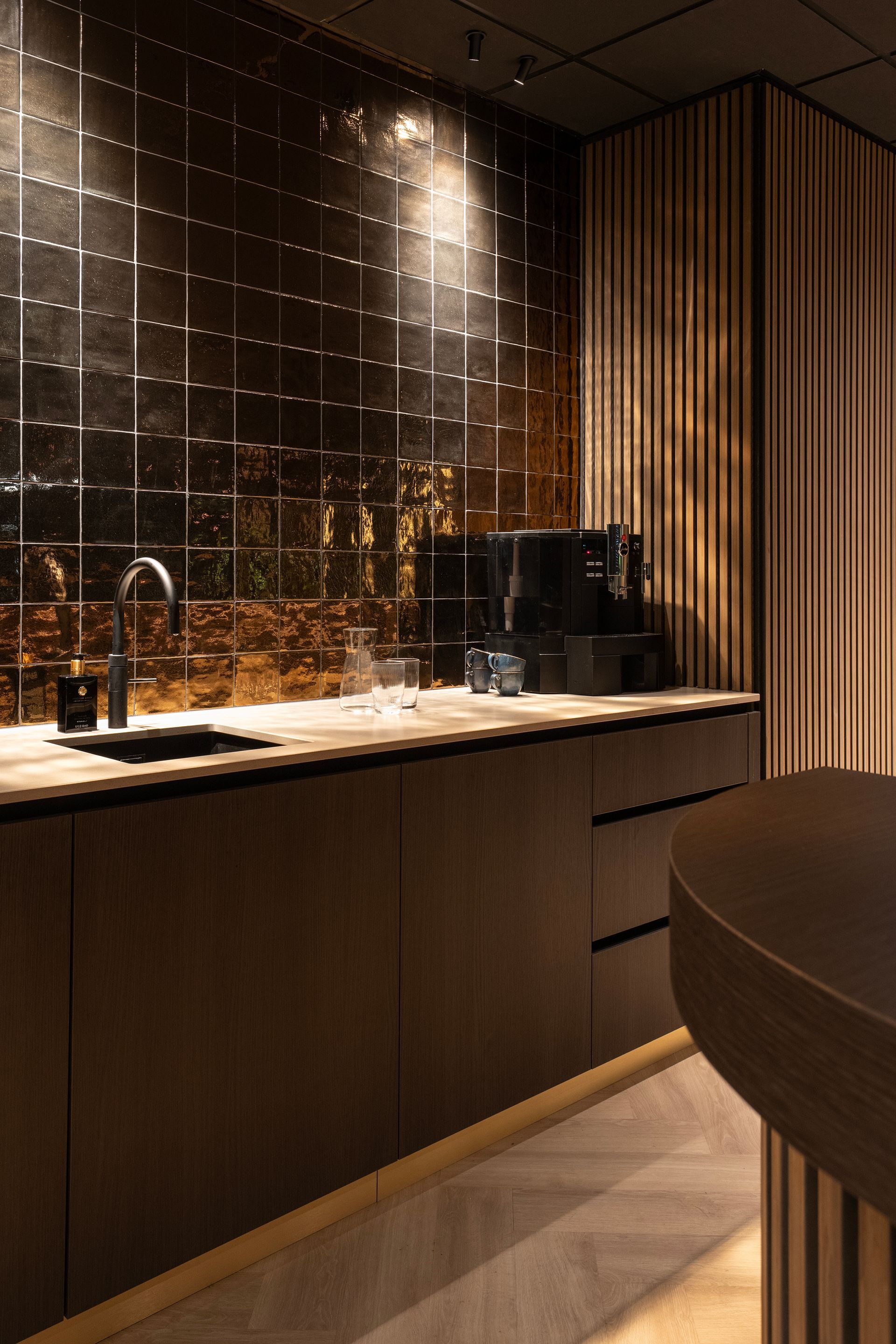 Luxe keukenontwerp voor een zakelijk project