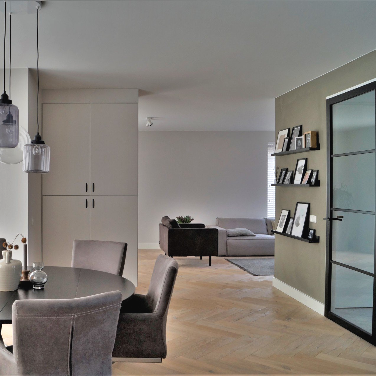 Zwarte stoere elementen geven de woonruimte meer body.