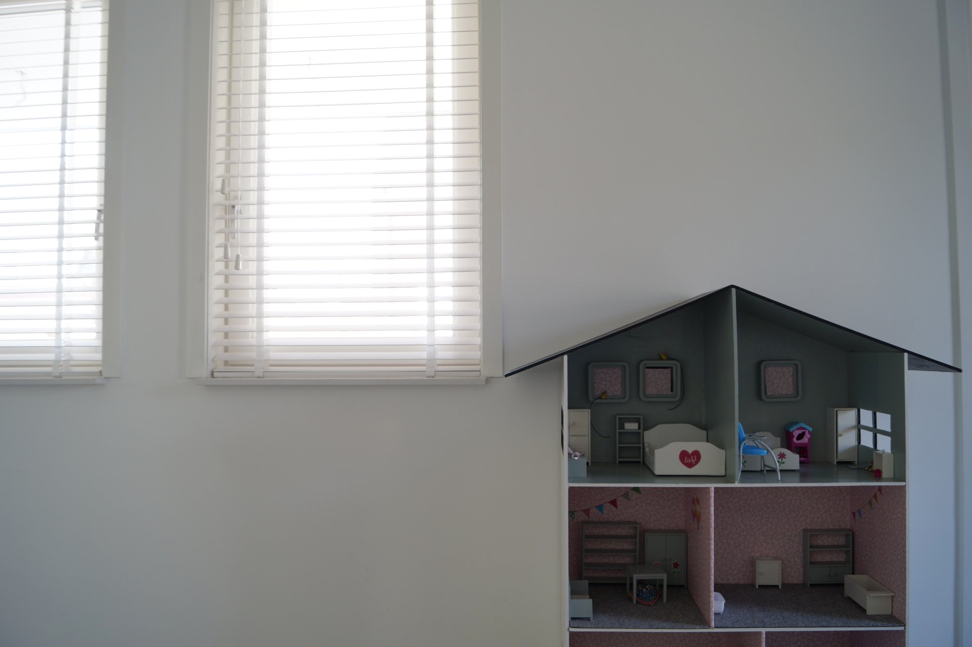 Poppenhuis in de kleuren van het huis.