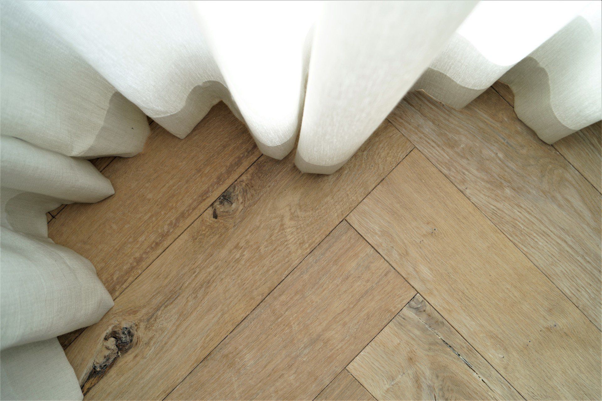 Eiken houten visgraat vloer.