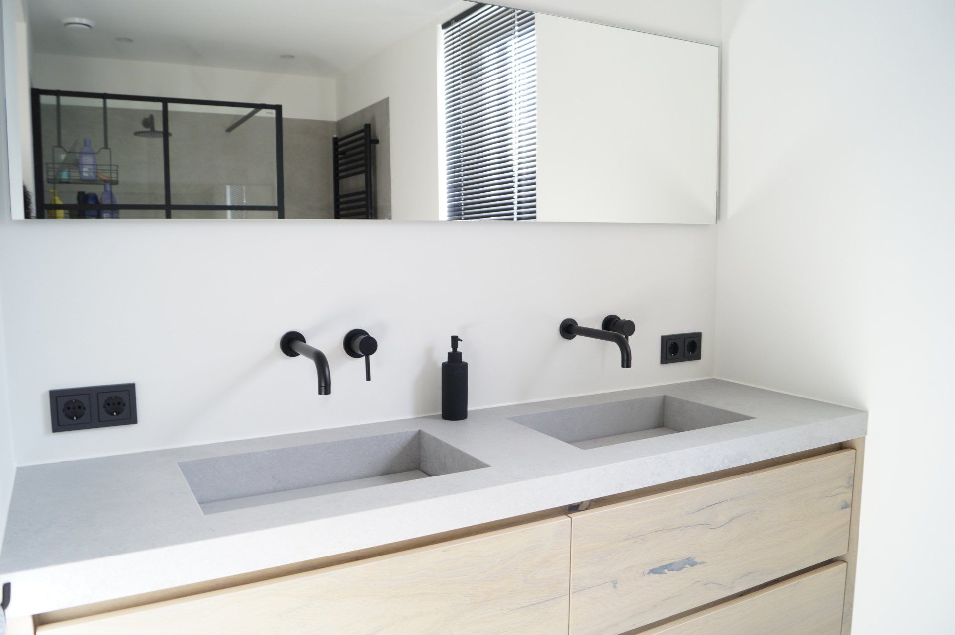 Maatwerk wastafelmeubel.