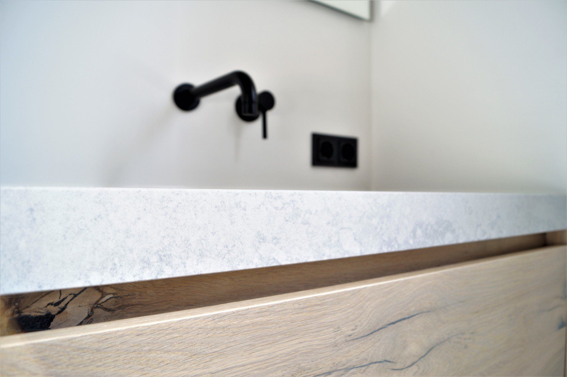 Zwart, beton en hout in de badkamer. Maatwerk badkamermeubel.