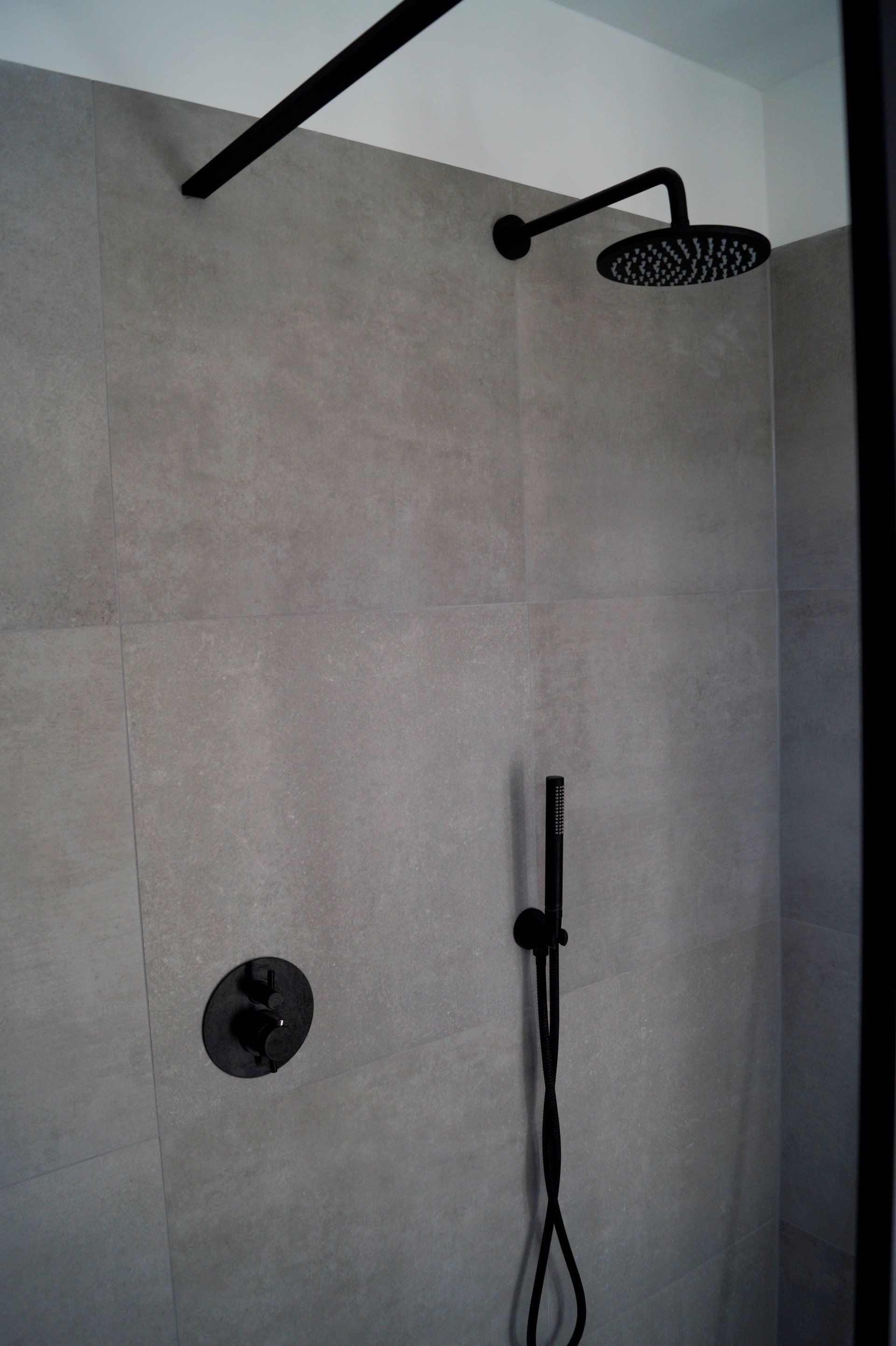 Zwarte douchekranen.