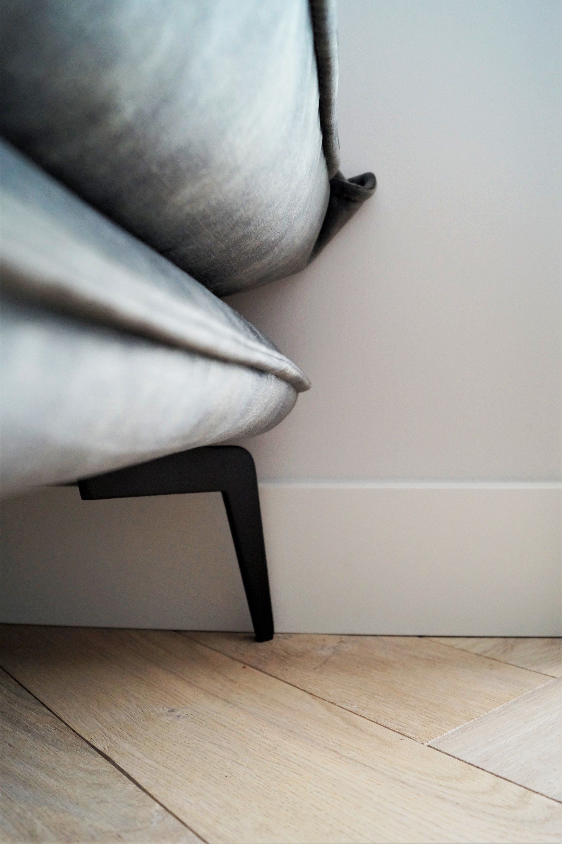 Eiken hout, metaal, krijtverf en velvet.