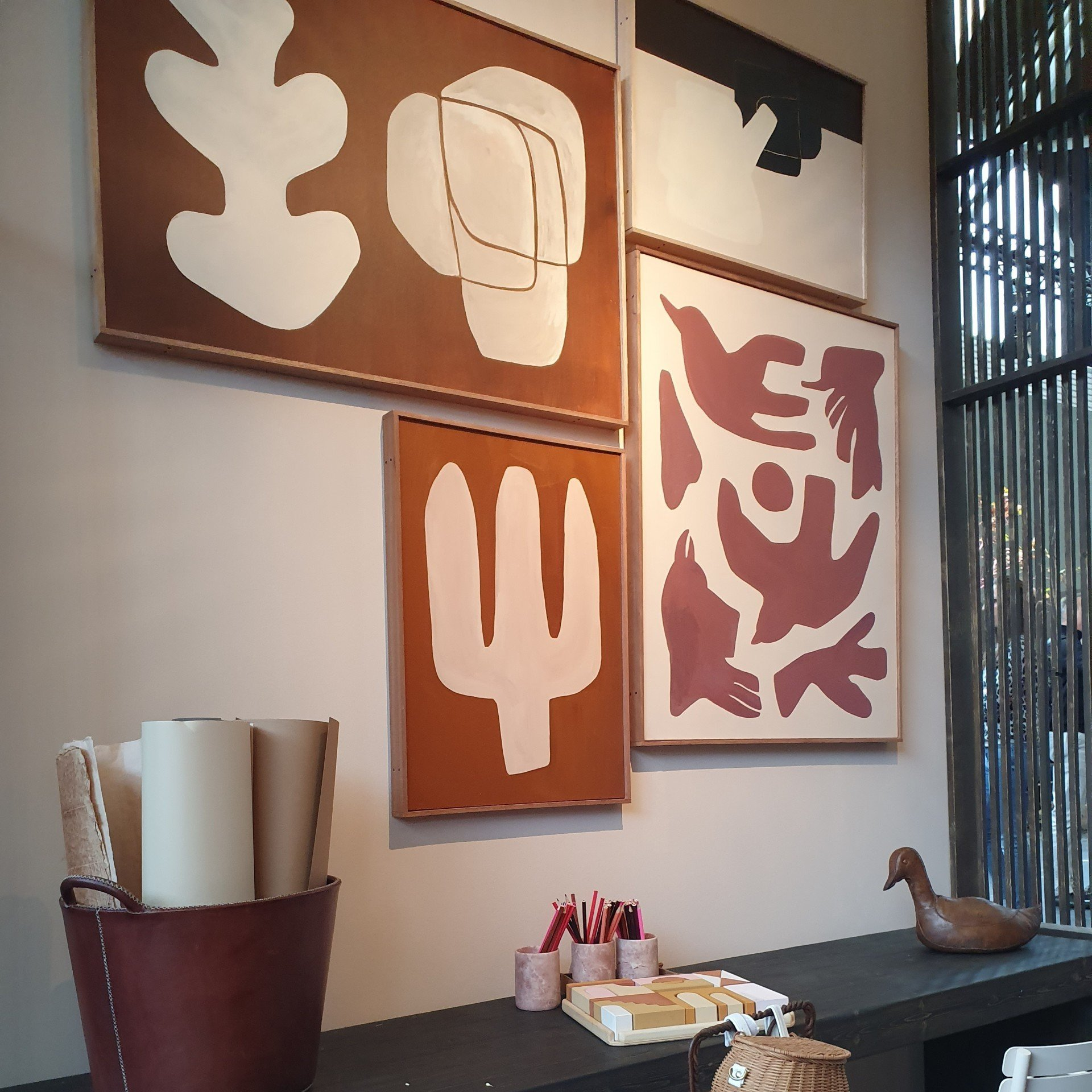 Zelf wanddecoratie maken. Verf linnen doeken en lijst ze in.