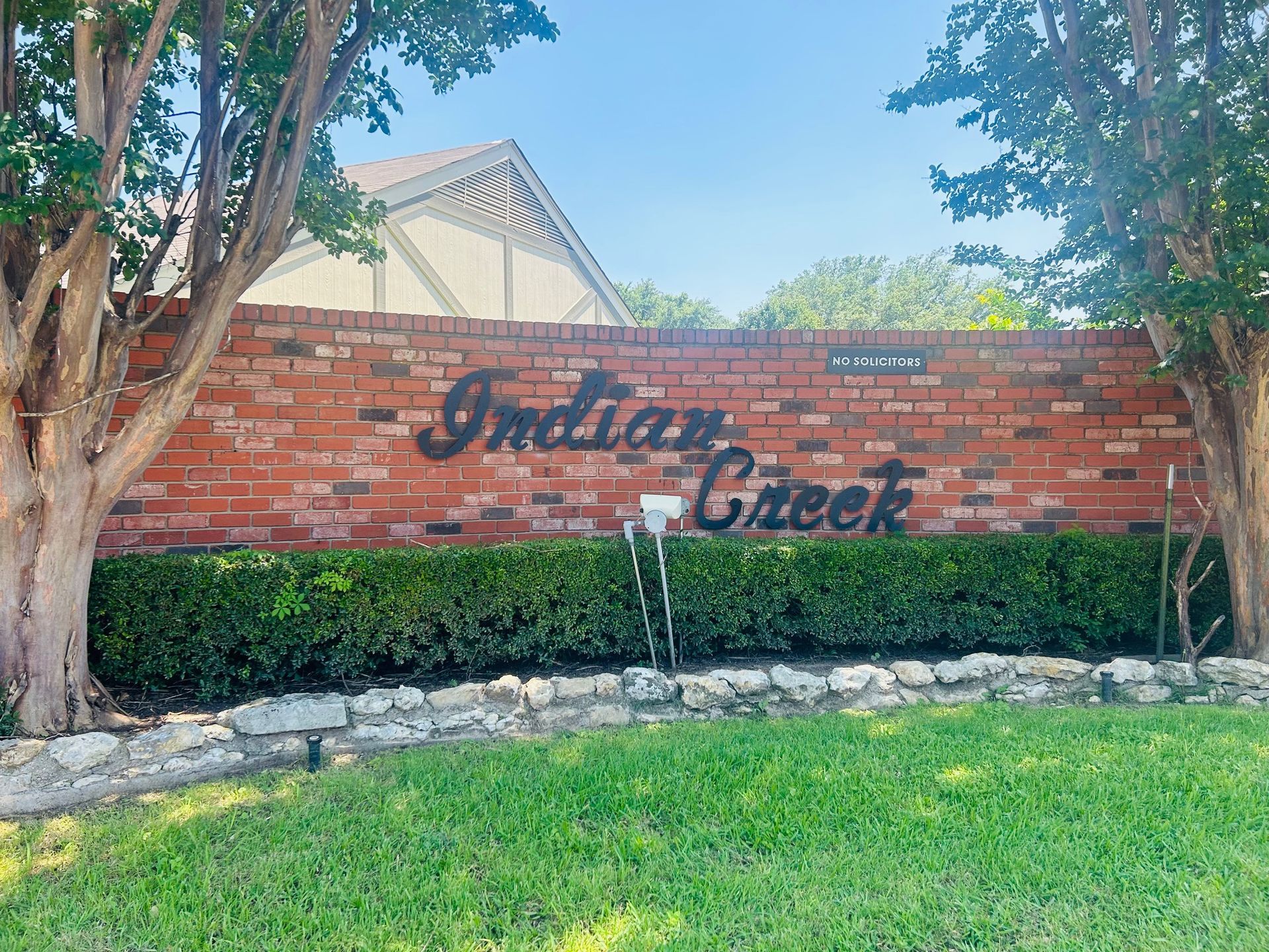 A brick wall with a sign that says indian creek on it.