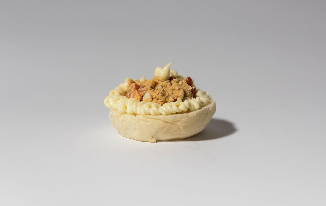 Crostata con ripieno cremoso e ricoperta da una copertura friabile.