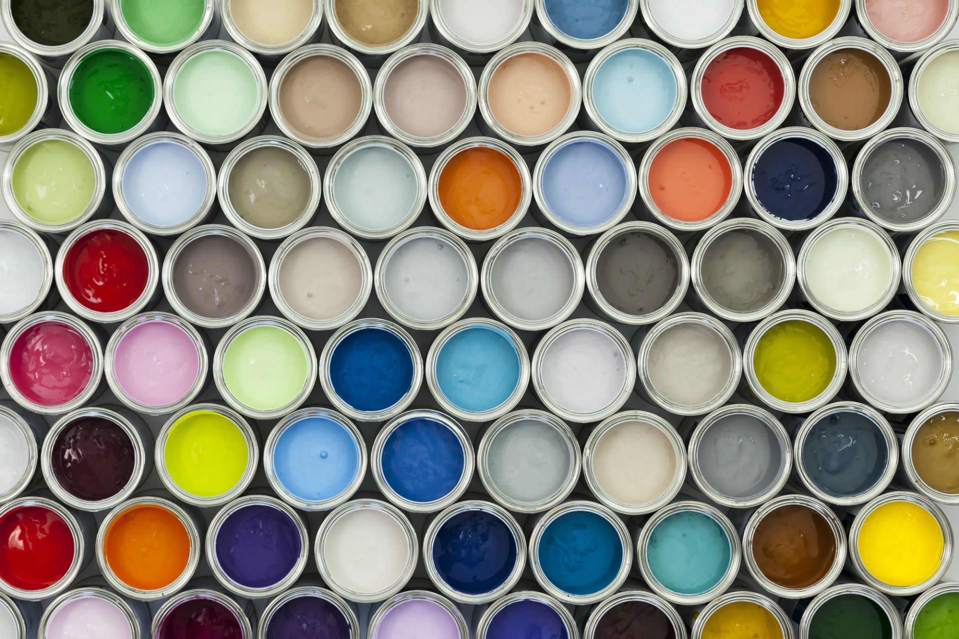 dei barattoli di vernice di diversi colori