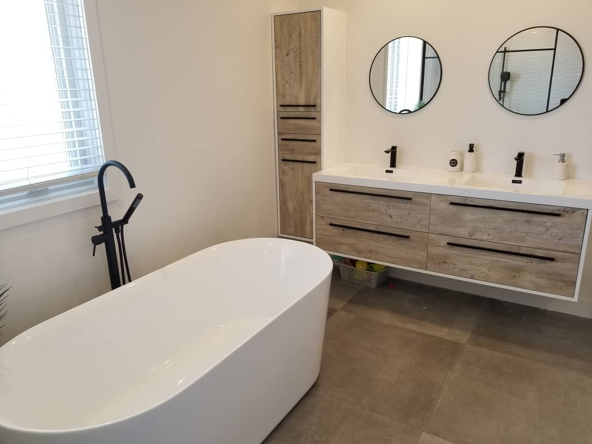 Une salle de bain avec une baignoire et deux lavabos.