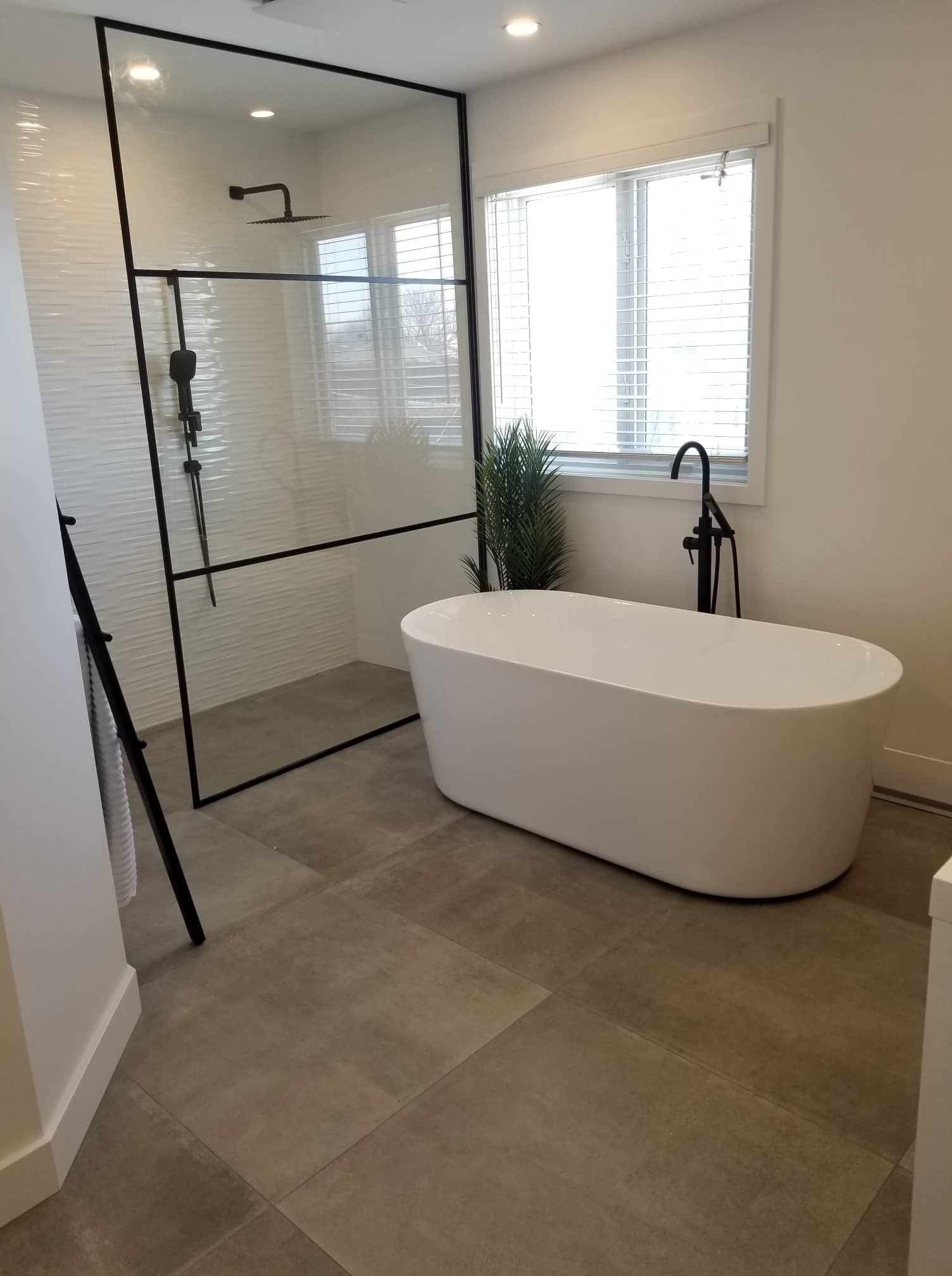 Une salle de bain avec baignoire et douche à l'italienne.