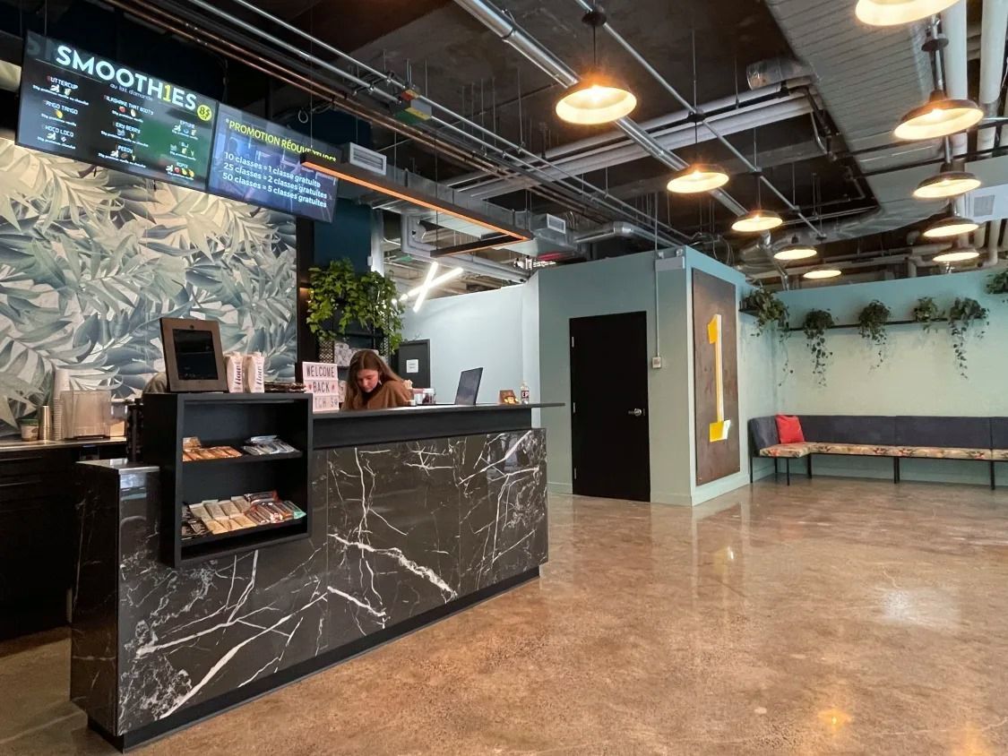 Une femme est assise au comptoir d'un restaurant.