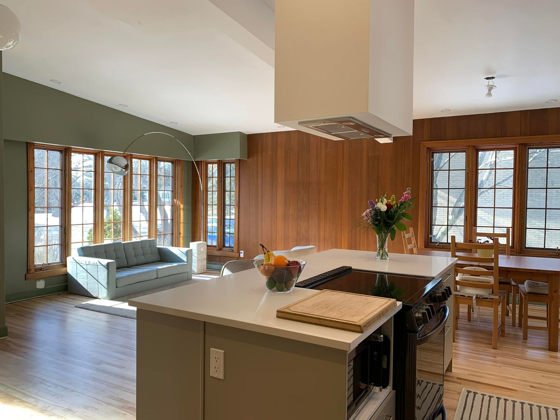 Une cuisine avec une cuisinière et un canapé en arrière-plan