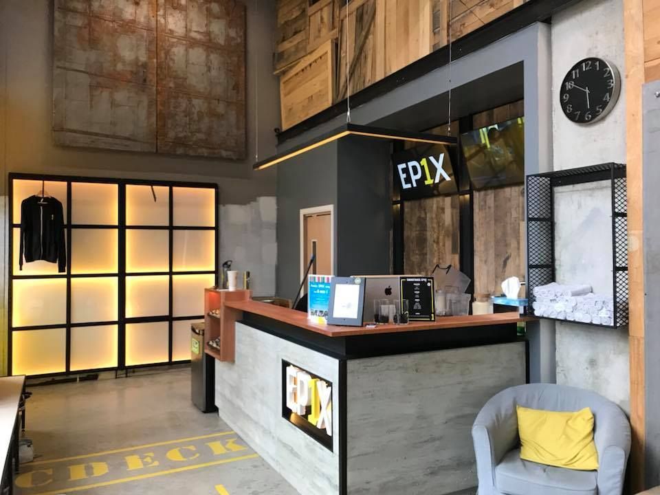 Une pièce avec une horloge au mur et un comptoir avec le mot epix dessus.