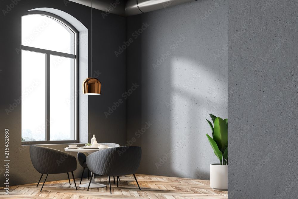 Une salle à manger avec une table et des chaises et une fenêtre.