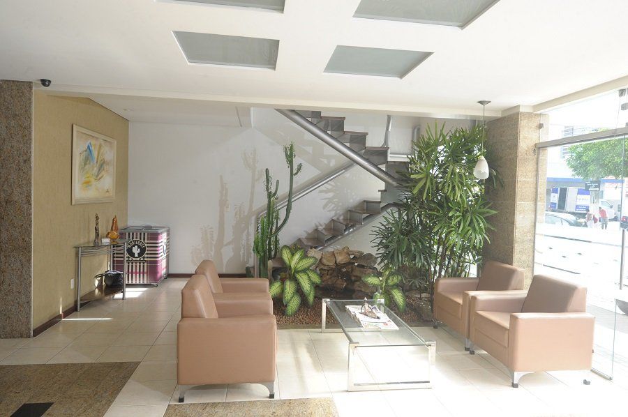 Uma sala de estar com uma escada ao fundo