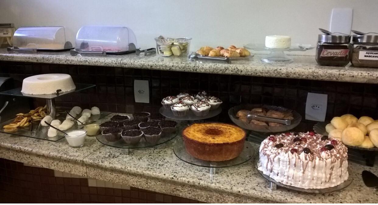 Há muitos tipos diferentes de sobremesas no balcão.