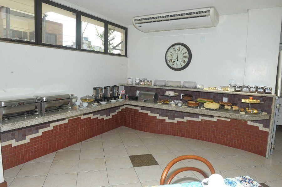 Uma área de buffet com um relógio na parede