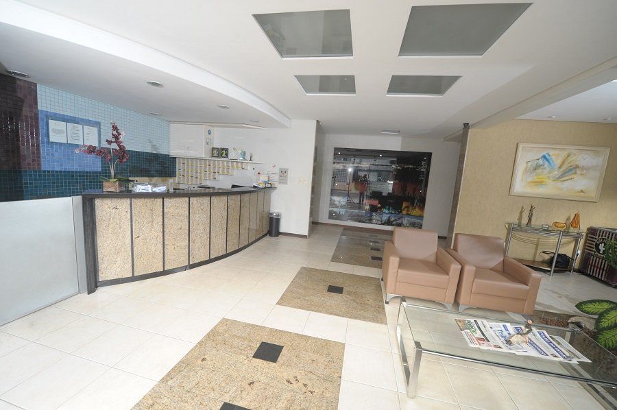 Um lobby com um balcão e cadeiras