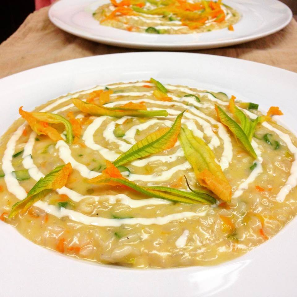 Un primo piano di un piatto di cibo su un tavolo