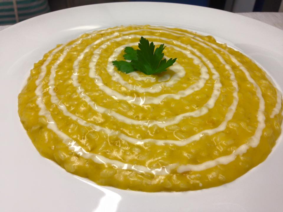 Un piatto di cibo con un ricciolo di panna sopra