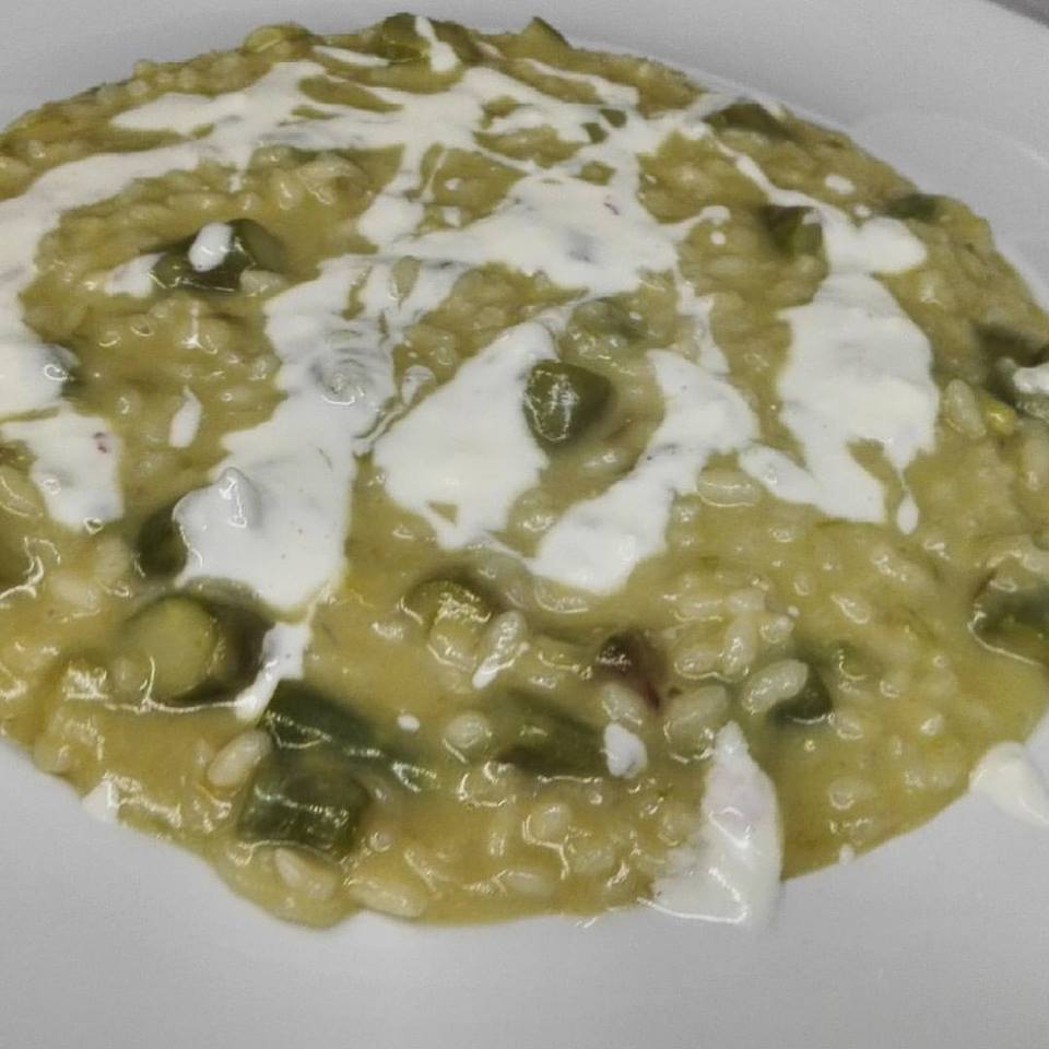 Un primo piano di un piatto di cibo con panna acida sopra