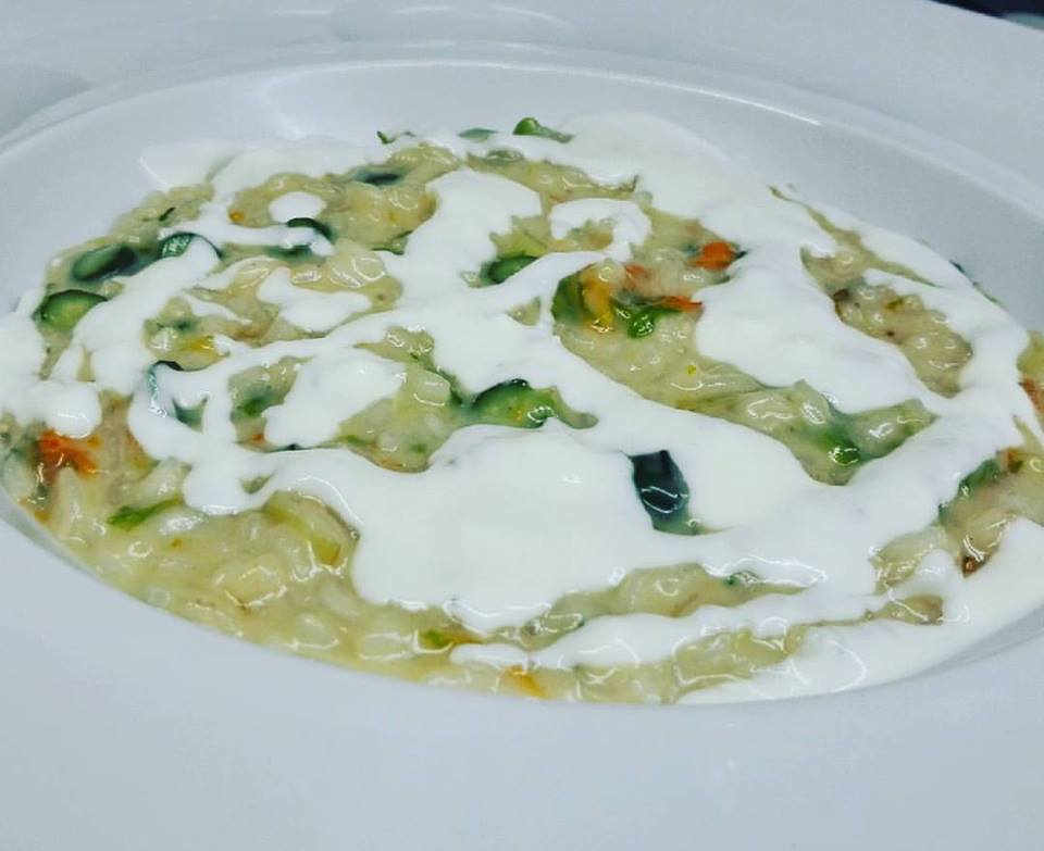 Un primo piano di un piatto di cibo con panna acida sopra