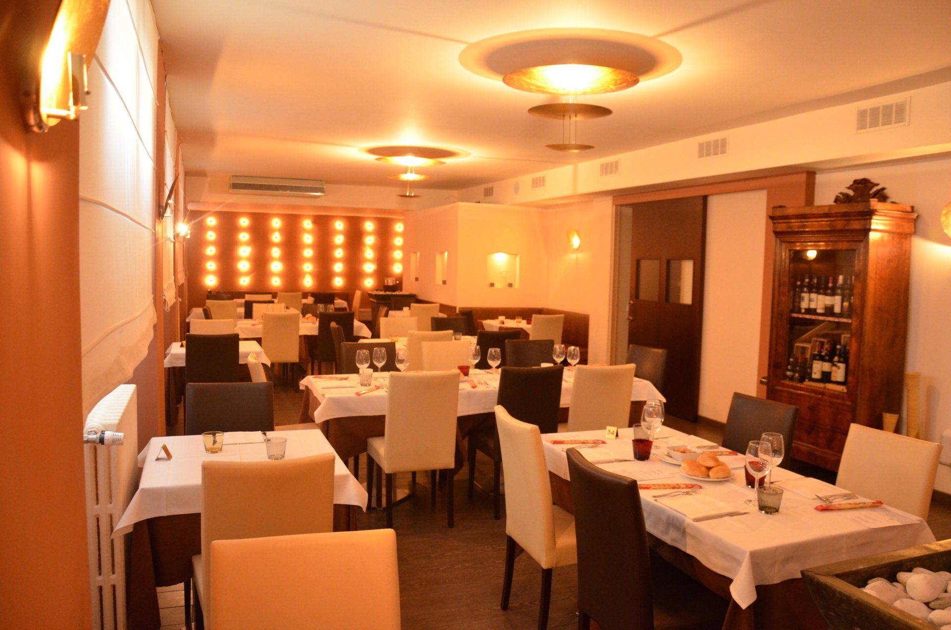 Una grande sala da pranzo con molti tavoli e sedie