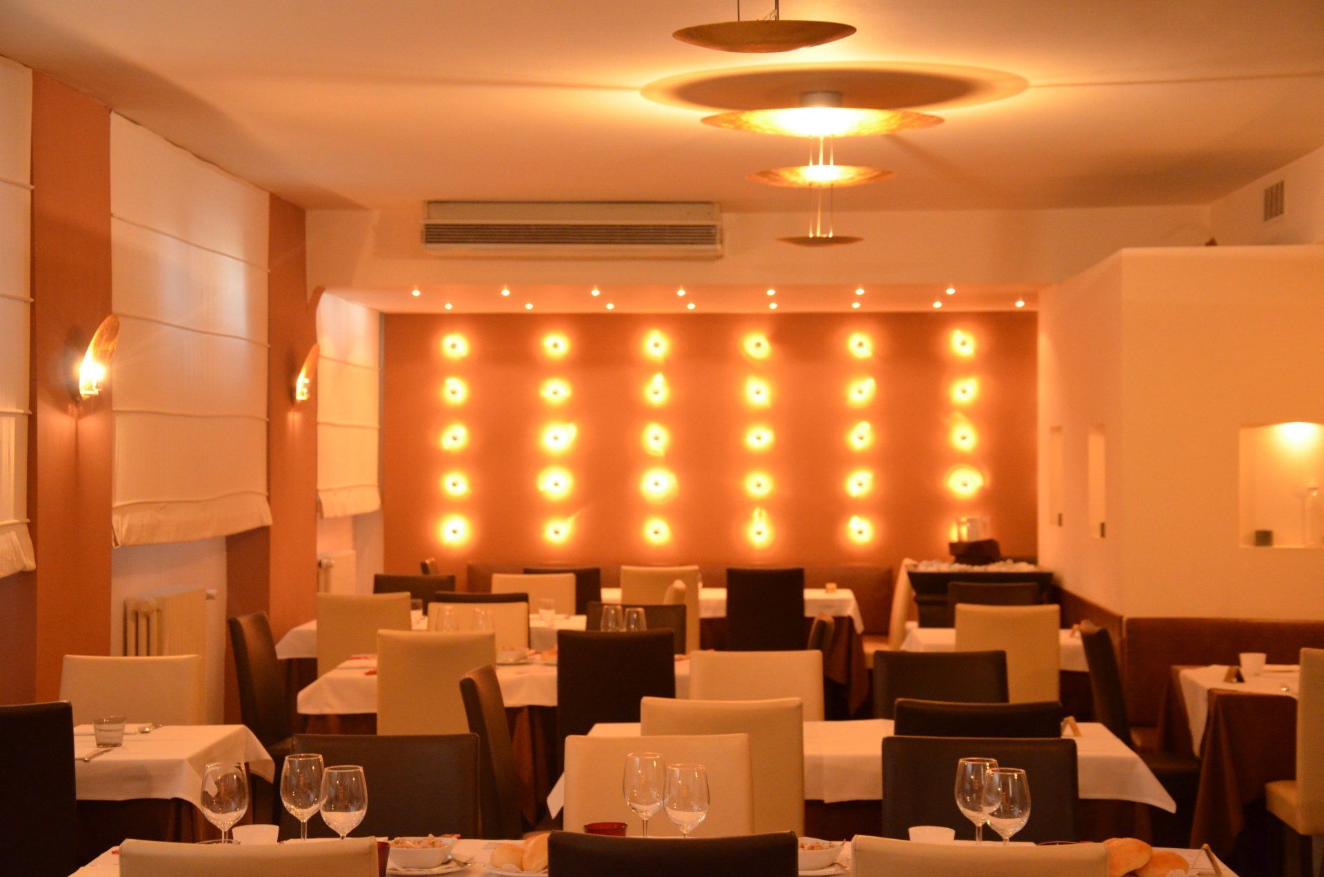 Un ristorante con molti tavoli e sedie