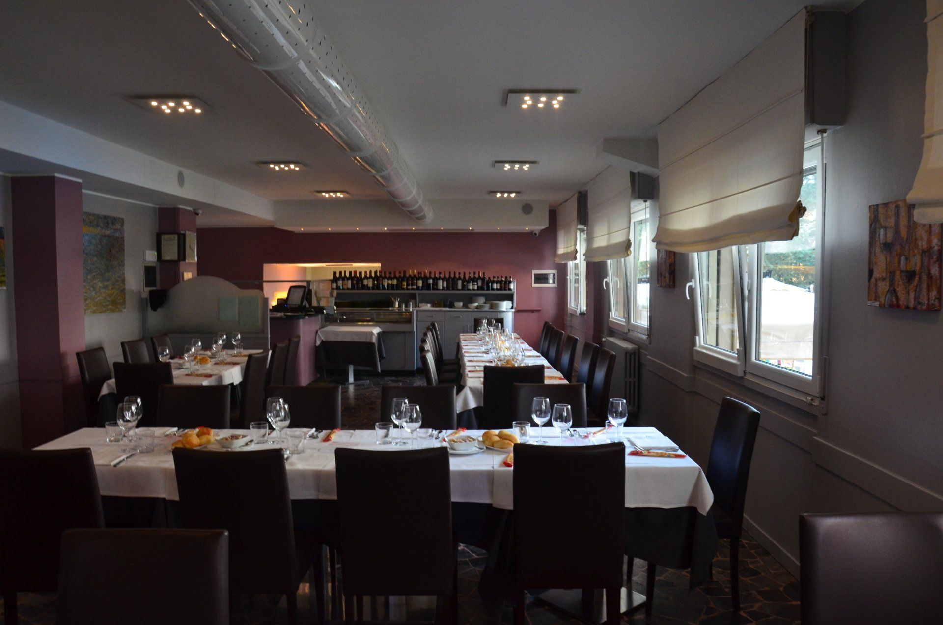 Un ristorante con tavoli e sedie allestiti per un pasto