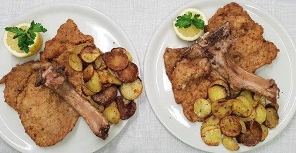 Due piatti di cibo con carne e patate su un tavolo