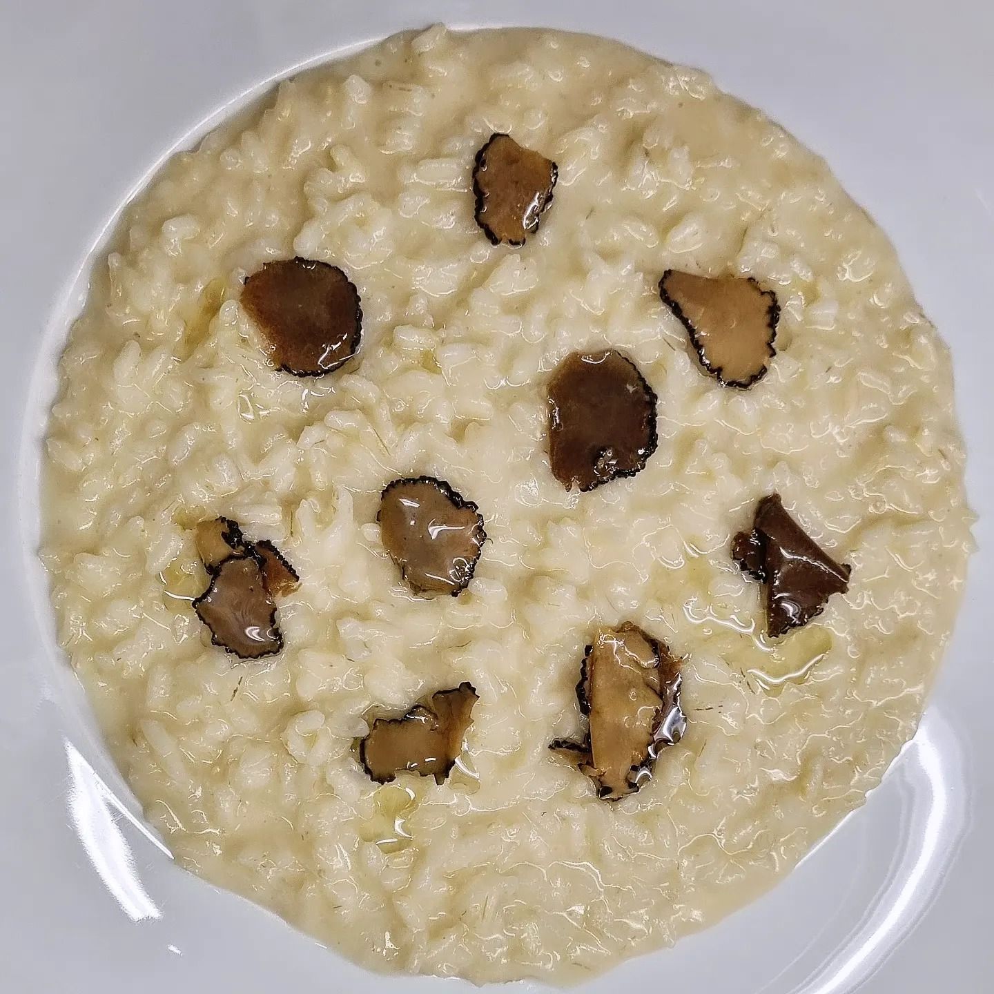 Un piatto bianco con riso e funghi