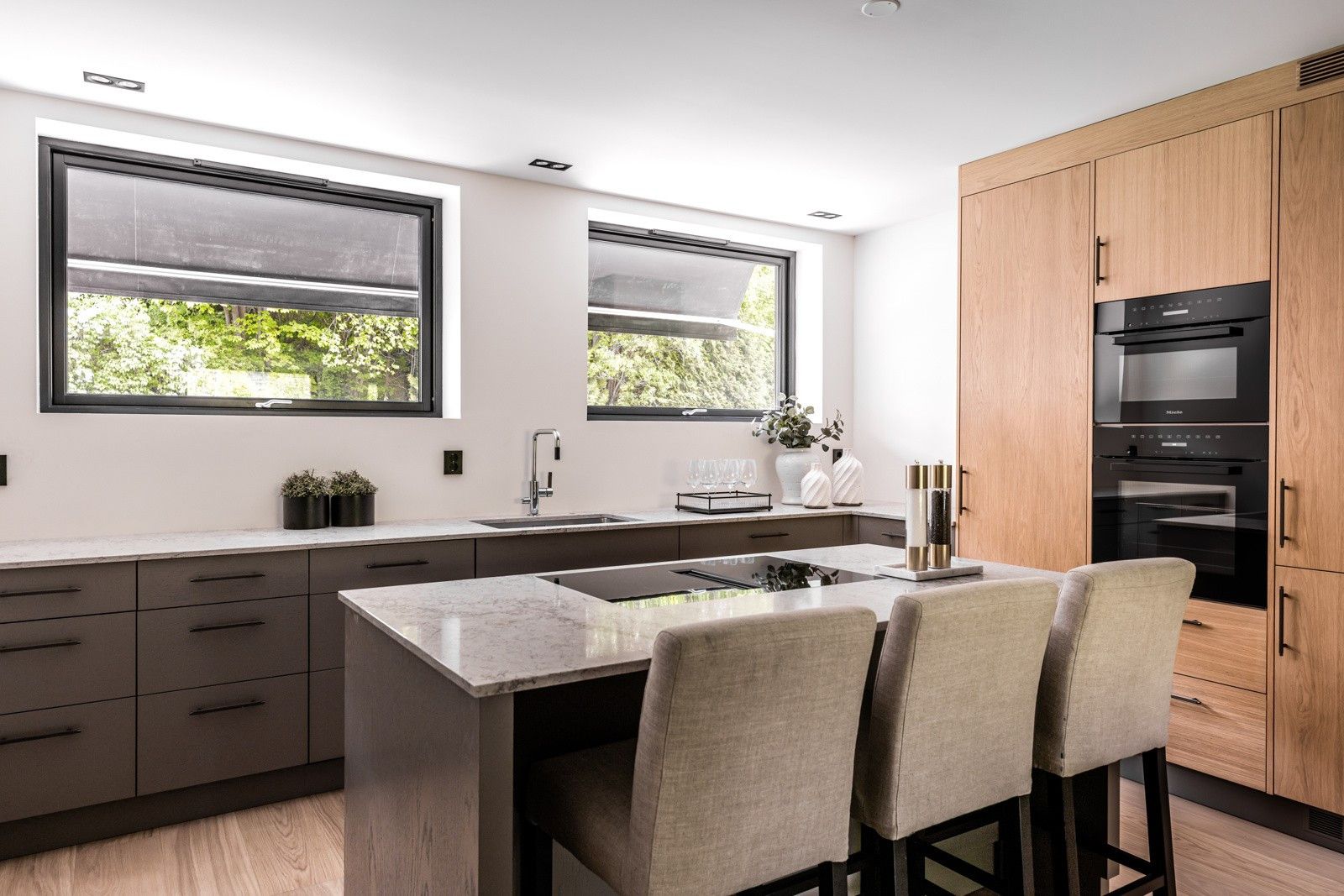 Et kjøkken med en stor øy og krakker