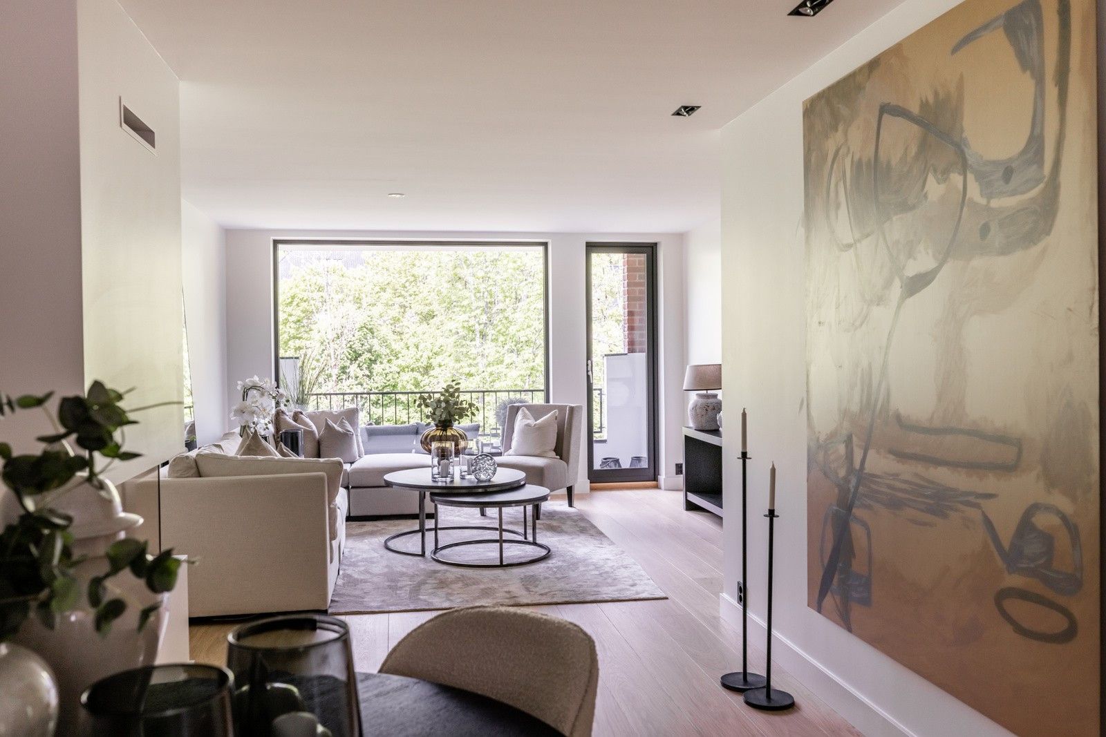 Det er et stort maleri på veggen i stua.