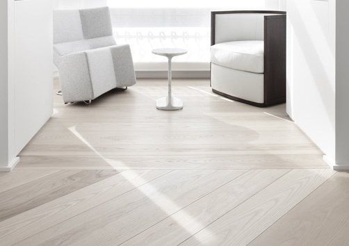 Det er en stol og et bord i rommet.