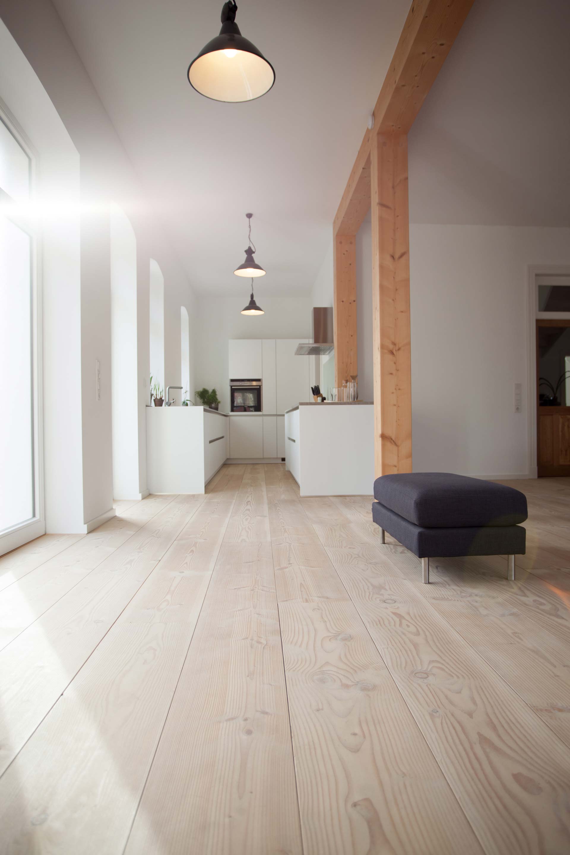 Det er et tregulv midt i rommet.