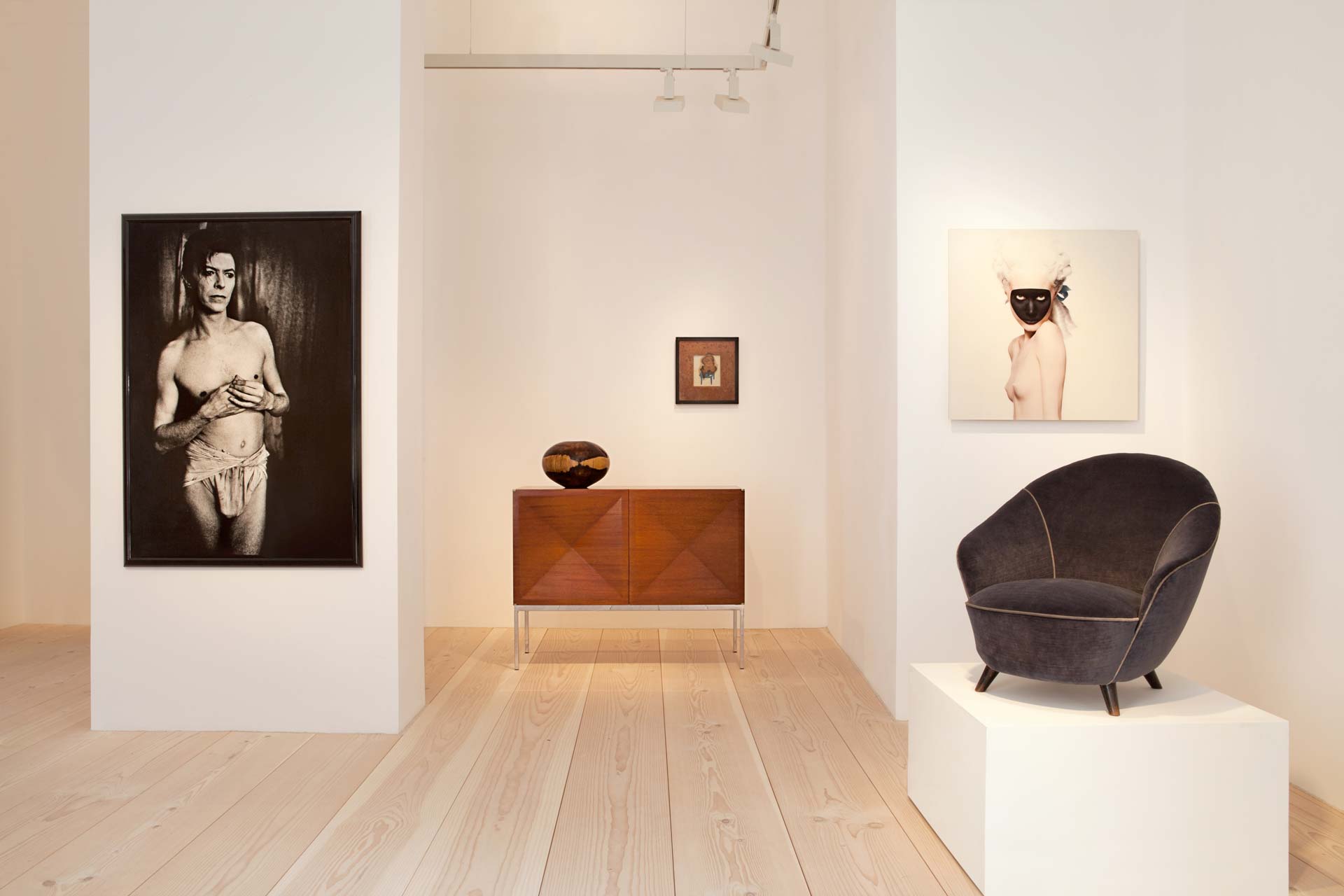 Et rom med en stol og et maleri på veggen