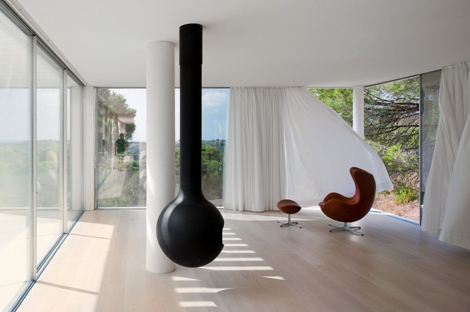 En stue med peis og to stoler