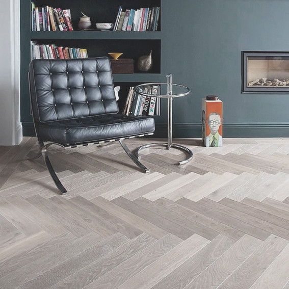 Det er en stol og et bord i stuen.