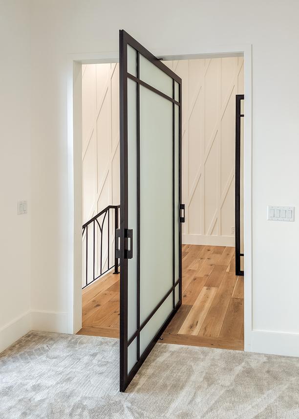 Et rom med skyvedør i glass som fører til en trapp.